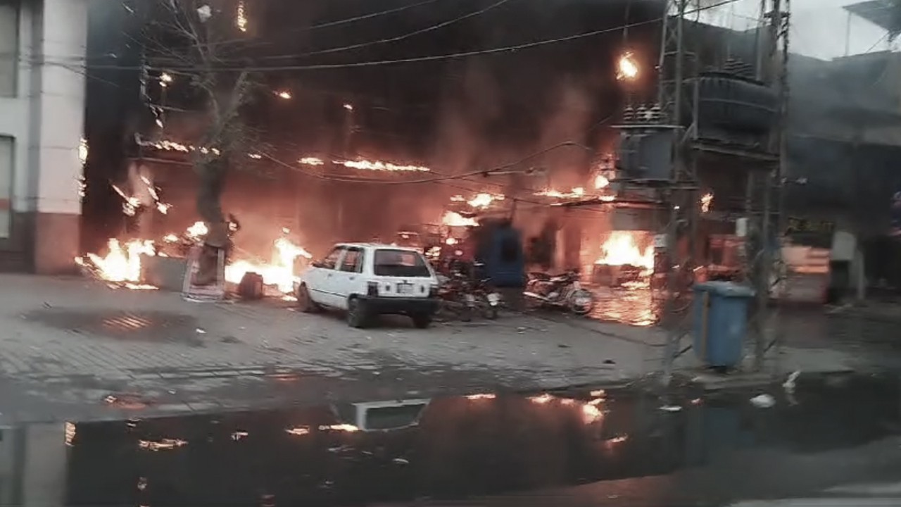 Fire erupts in Lahore bazar after cylinder blast