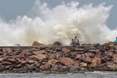 Tens of thousands evacuated as cyclone menaces India and Pakistan