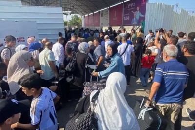 First evacuees leave Gaza as Israeli offensive intensifies