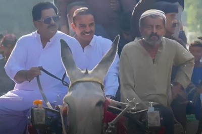 VIDEO: PPP's Javed Nagori reaches RO office on donkey cart to file nomination papers