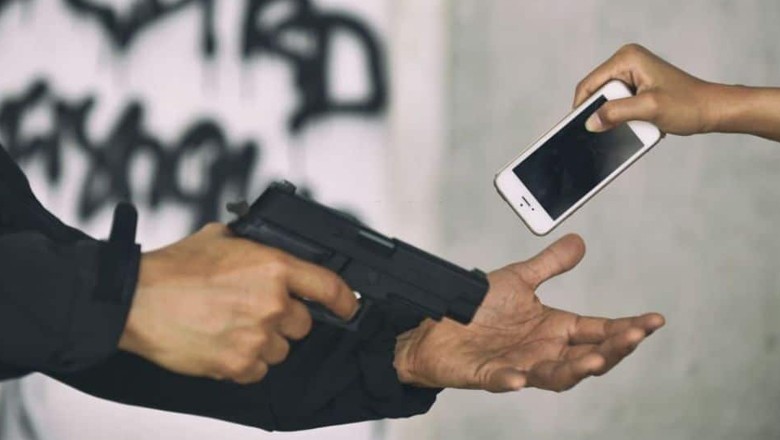 Karachi: Over 27,500 mobile phones snatched at gunpoint in 2023
