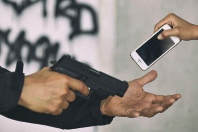 Karachi: Over 27,500 mobile phones snatched at gunpoint in 2023