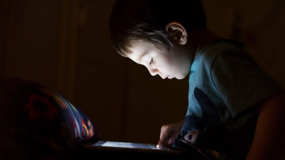An hour of screen time per day can lead to these problems in babies, toddlers