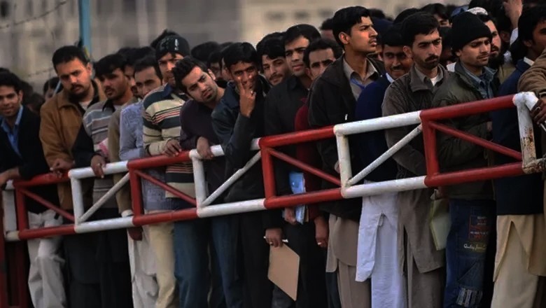 77% youth want to live in Pakistan despite economic hardships: survey