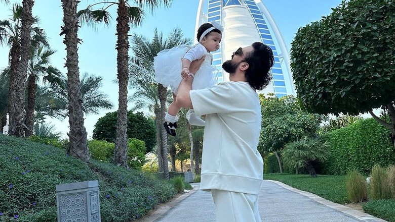 Atif Aslam drops first photo of daughter Halima