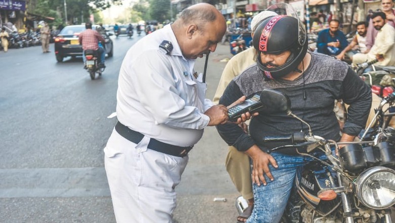 Karachi traffic police barred from issuing challans from 5pm till Iftar