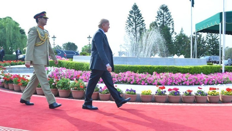 PM Sharif bans red carpets at official events