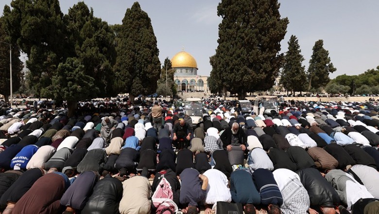 Over 120,000 Muslims offer Jumma-tul-Wida prayers at Al Aqsa