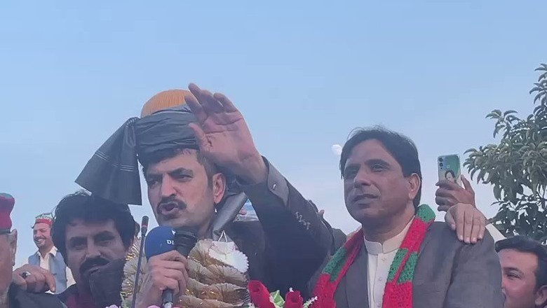 Sher Afzal Marwat stops PTI protestors from chanting 'Diesel' slogans