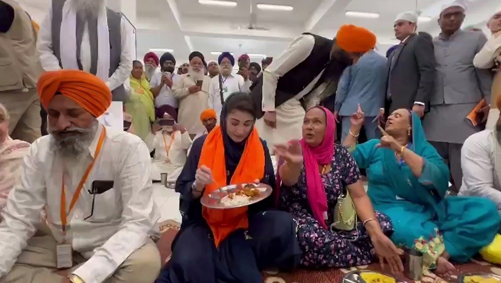 CM Maryam Nawaz shares meal with Sikh community at Kartarpur
