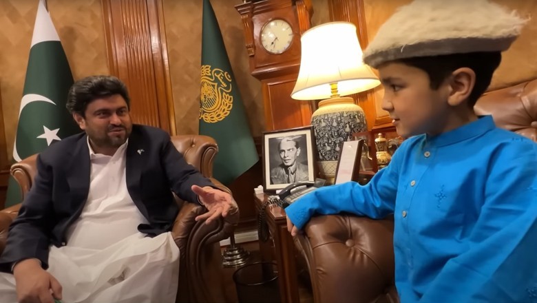 Watch: Vlogger Shiraz meets Sindh Governor Kamran Tessori