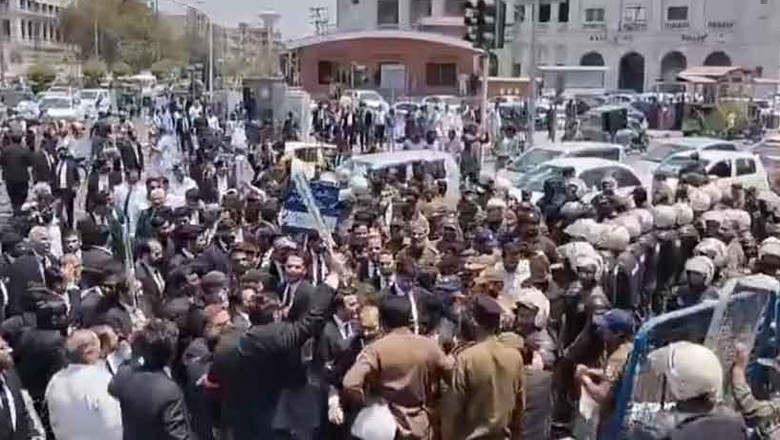 Lawyers, police engage in violent confrontations outside LHC
