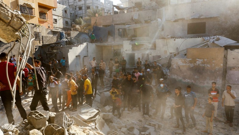 Israeli airstrikes on UN school in Gaza kill dozens of Palestinians