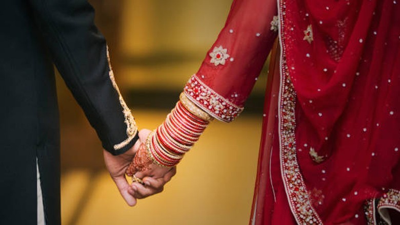 Lahore police return lost gold, Rs200,000 cash to newly-wed couple