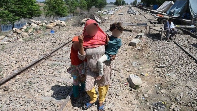 Pregnant women warned to 'stay indoors' during heatwave in Karachi