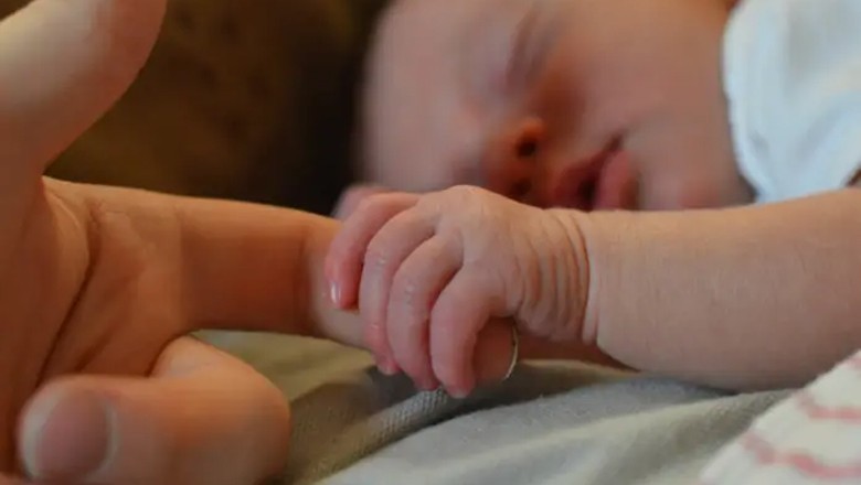 Woman gives birth to twin girls in a rickshaw outside Lahore General Hospital