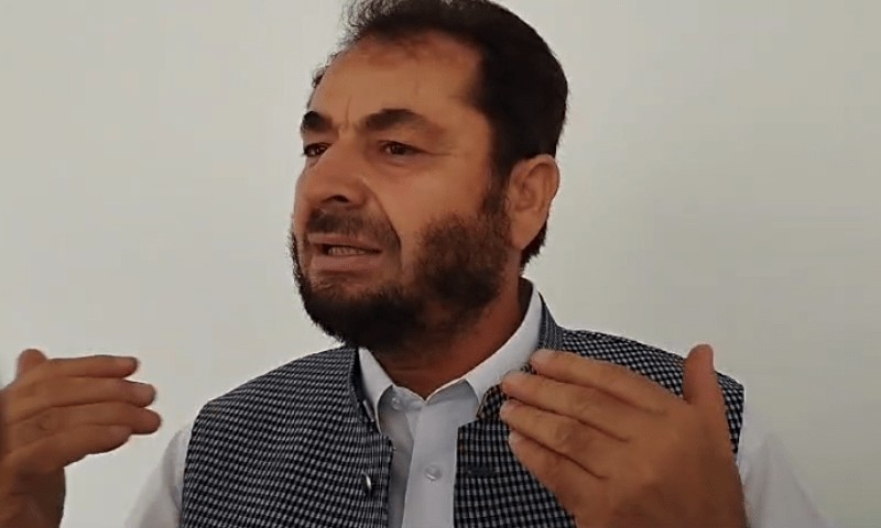 "Apke kapry na-munasib hain:" PTI lawmaker slammed for moral policing KE official