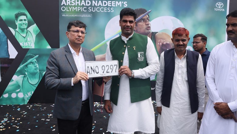 Arshad Nadeem receives special number plate "ANO 9297" from Sindh govt