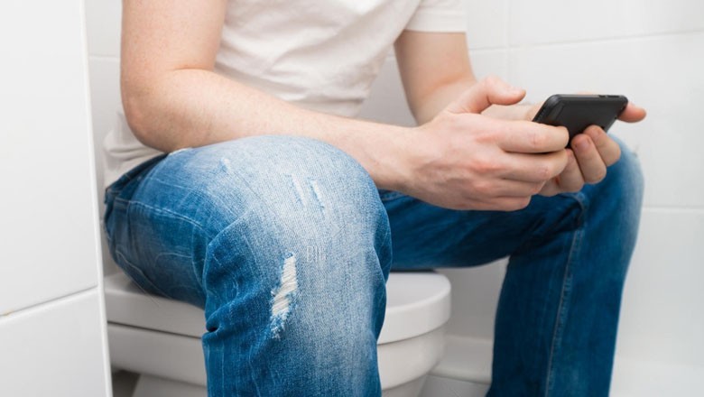 Smartphone use in toilet increases risk of 'piles': research