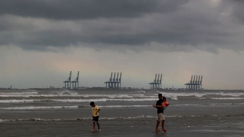 Cyclonic storm 'Asna' moves away from Sindh coast, heads towards Oman