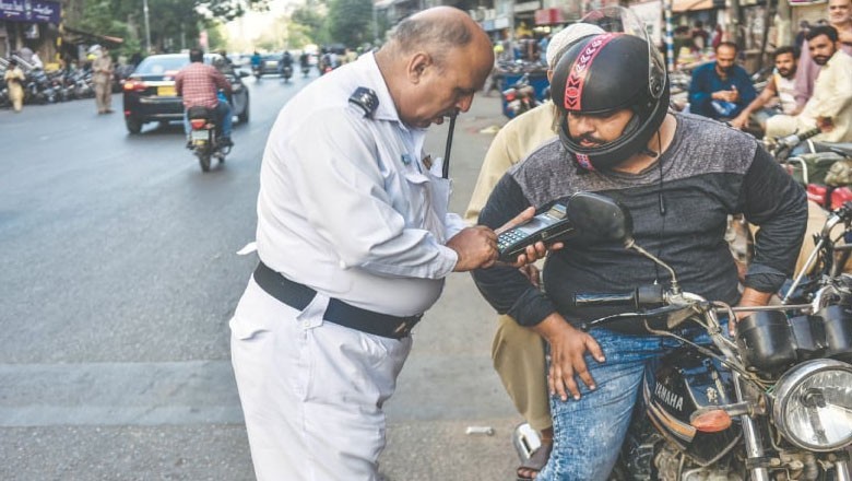 Karachi traffic police collect Rs1.29 billion in fines in one year