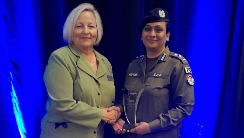 Pakistani female cop receives 'Excellence in Performance' award in US