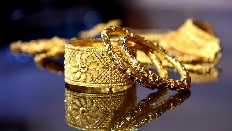 Gold prices dip in Pakistan amid global decline