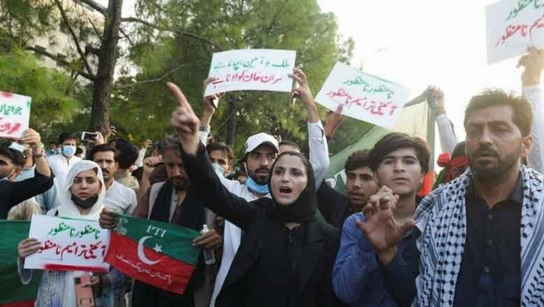 PTI leaders to convince Imran Khan over cancelling Islamabad march: report