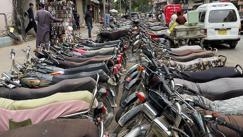 Karachi commissioner bans double parking in the city
