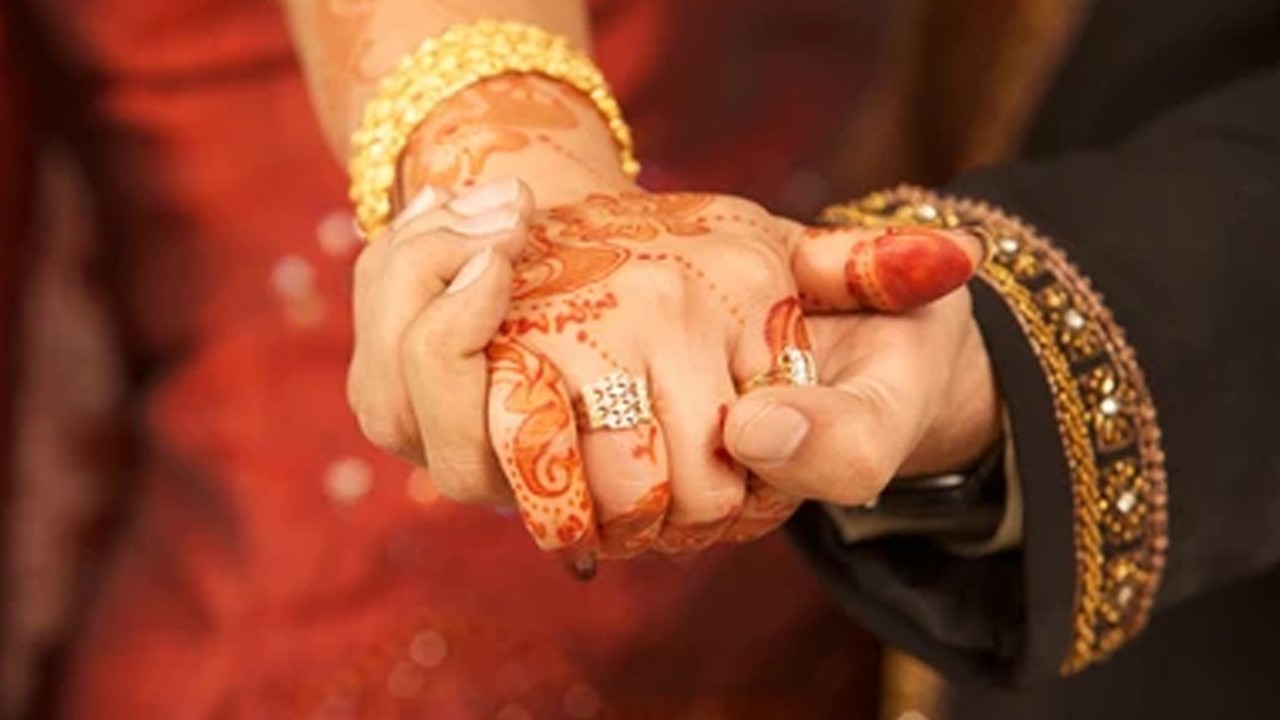 Newlywed couple looted at doorstep of their home in Karachi