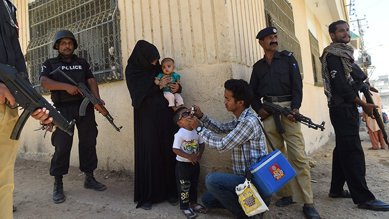 Family attacks polio vaccination team, policemen with shovels in Karachi