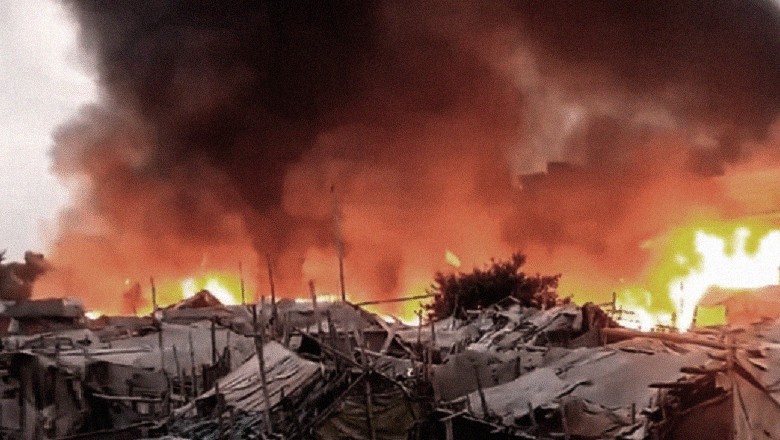 Blaze in Karachi's Ahsanabad destroys 30 huts