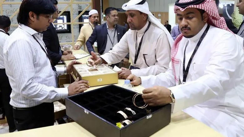 UAE govt to gift gold jewelry, cash prizes to workers on New Year’s Eve