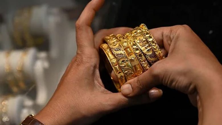 Gold prices see drop in Pakistan, global markets