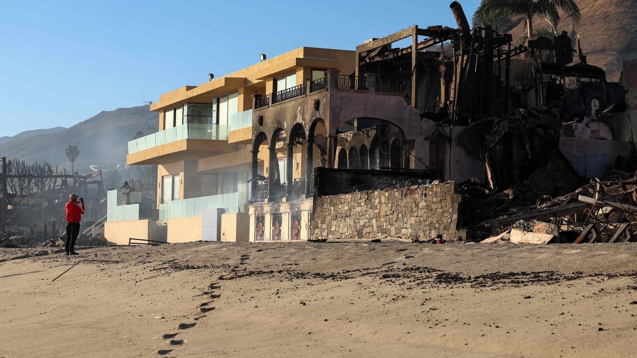 How did a house miraculously remain safe in Los Angeles wildfire?