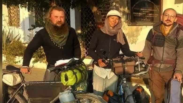 Sindh police return stolen mobile phones to Polish tourists