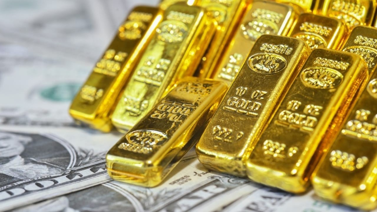 Gold prices surge in Pakistan following international trend