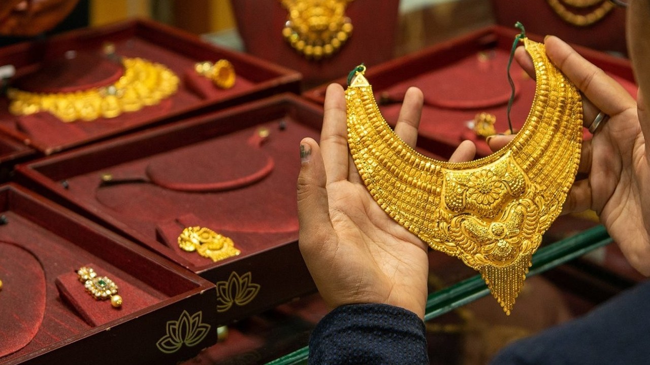 Per tola gold price hits fresh all-time high in Pakistan