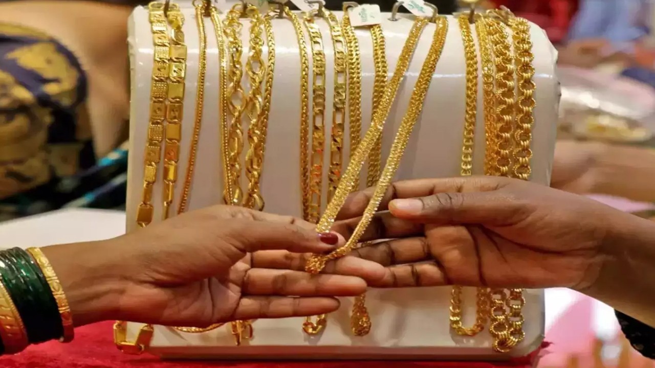 Gold hits record high of Rs300,046 per tola in Pakistan