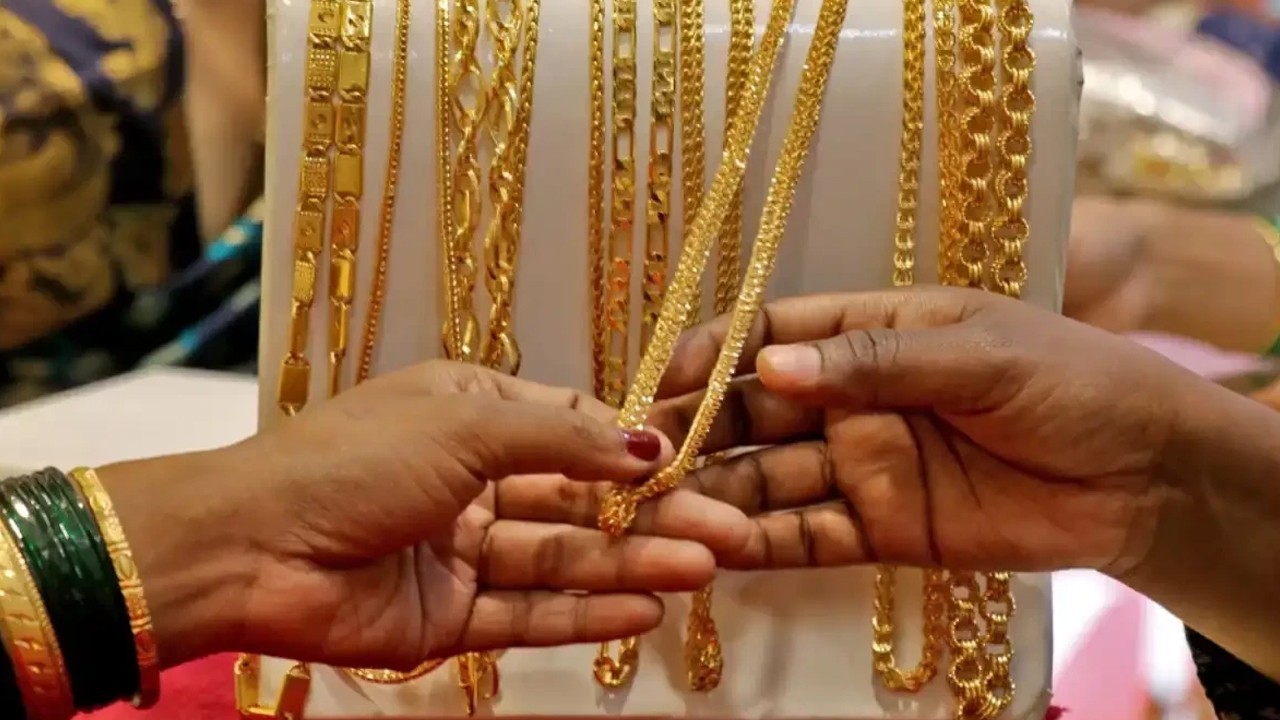 Gold price in Pakistan drops Rs1,046 following historic peak