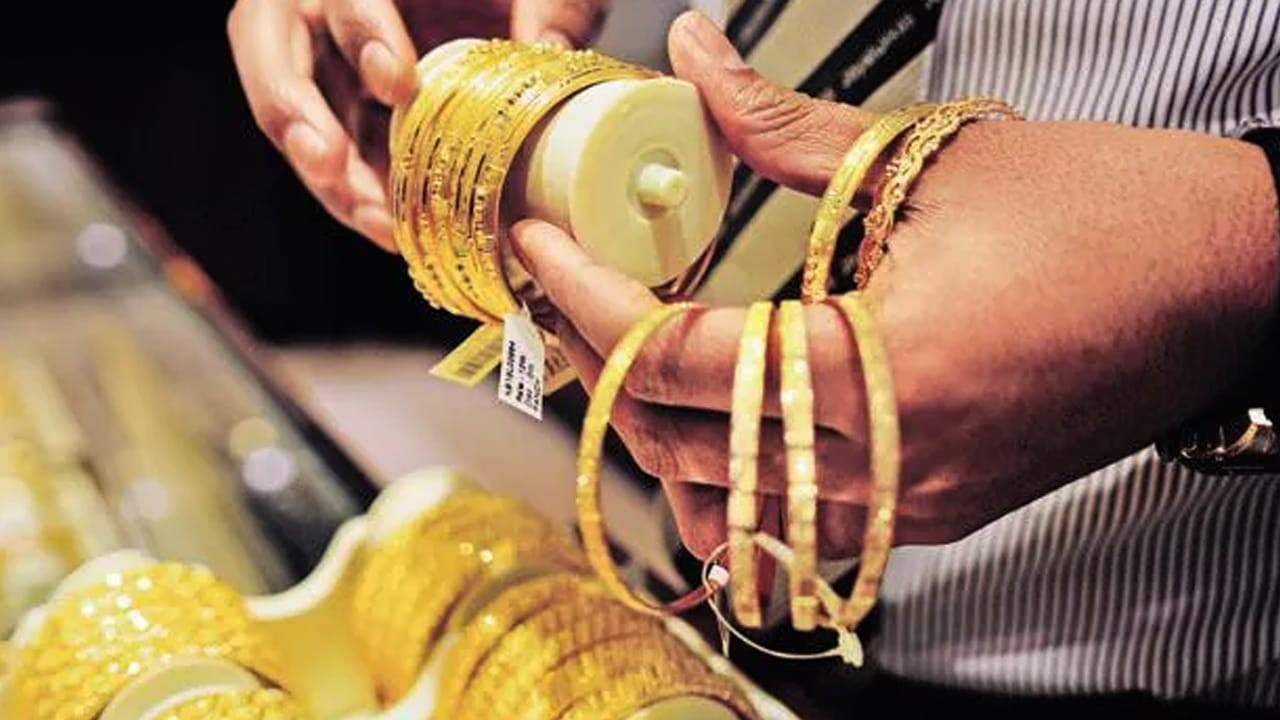 Gold prices break records in Pakistan amid global surge