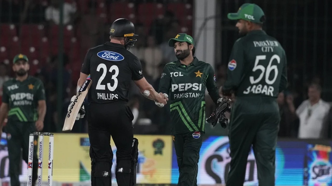 New Zealand thump Pakistan to clinch tri-nation series