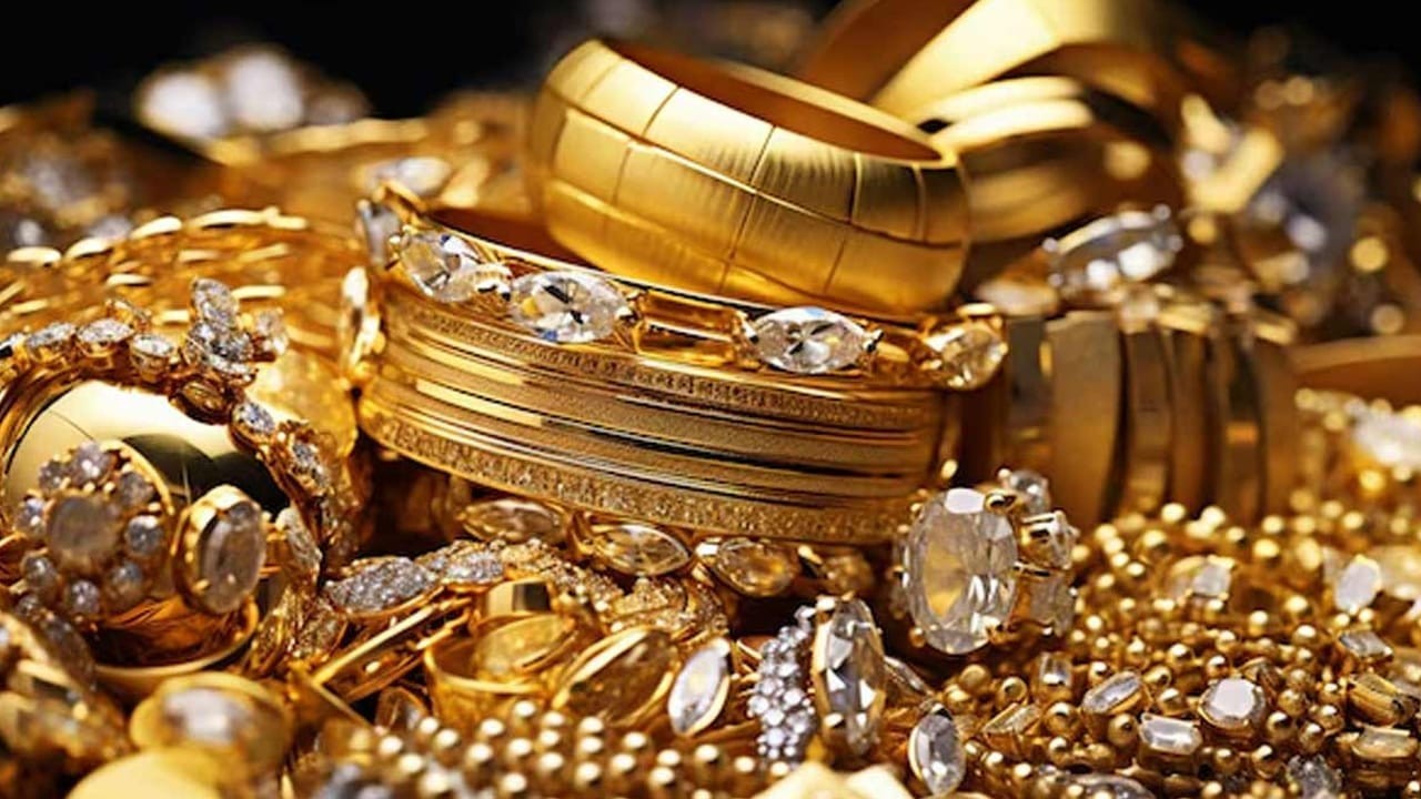 Gold prices decline in Pakistan after hitting record high