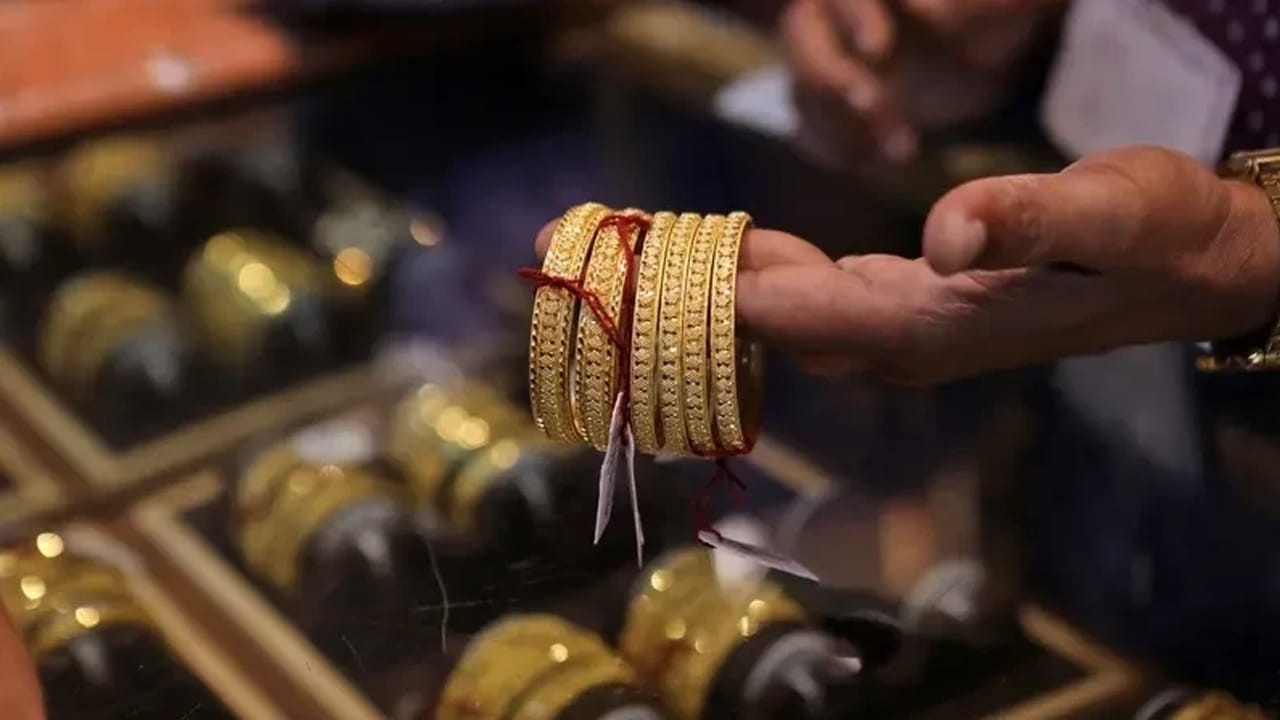 Gold rates climb in Pakistan amid global surge