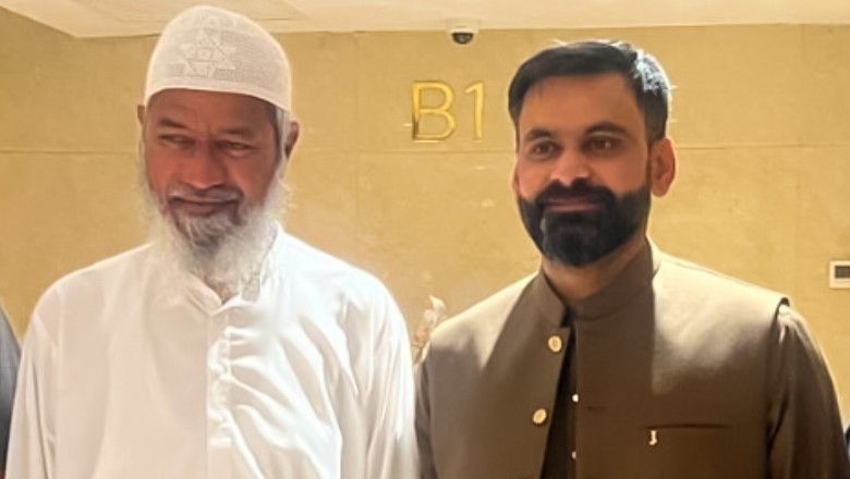 Indian netizens fume over Mohammad Hafeez's picture with Zakir Naik