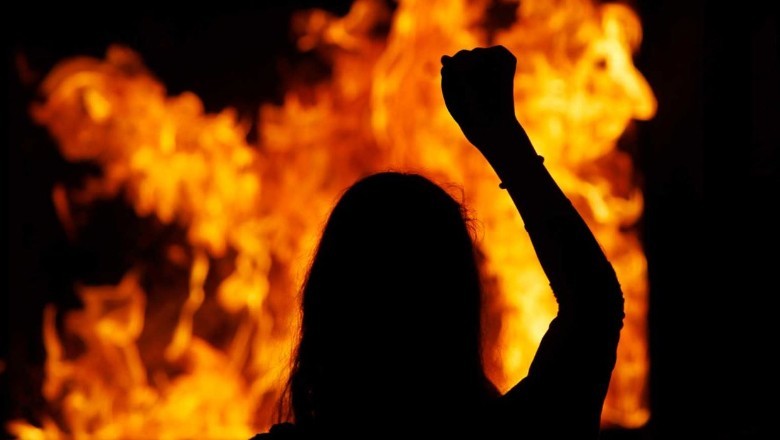 Karachi man sets wife on fire for barring him from friendship with women