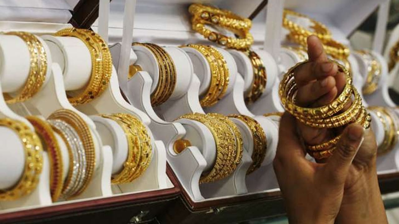 Per tola gold price reaches Rs317,800 in Pakistan