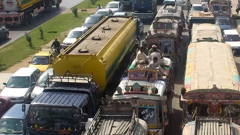 Sindh imposes speed limit, mandatory drug tests for drivers to reduce accidents