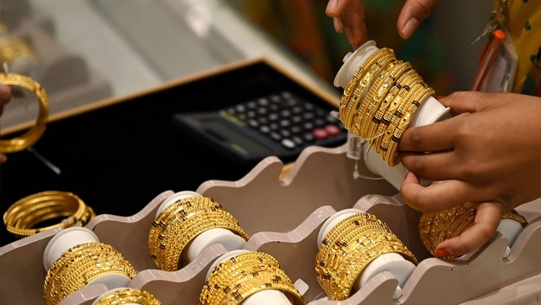 After brief dip, gold price rise again locally, globally
