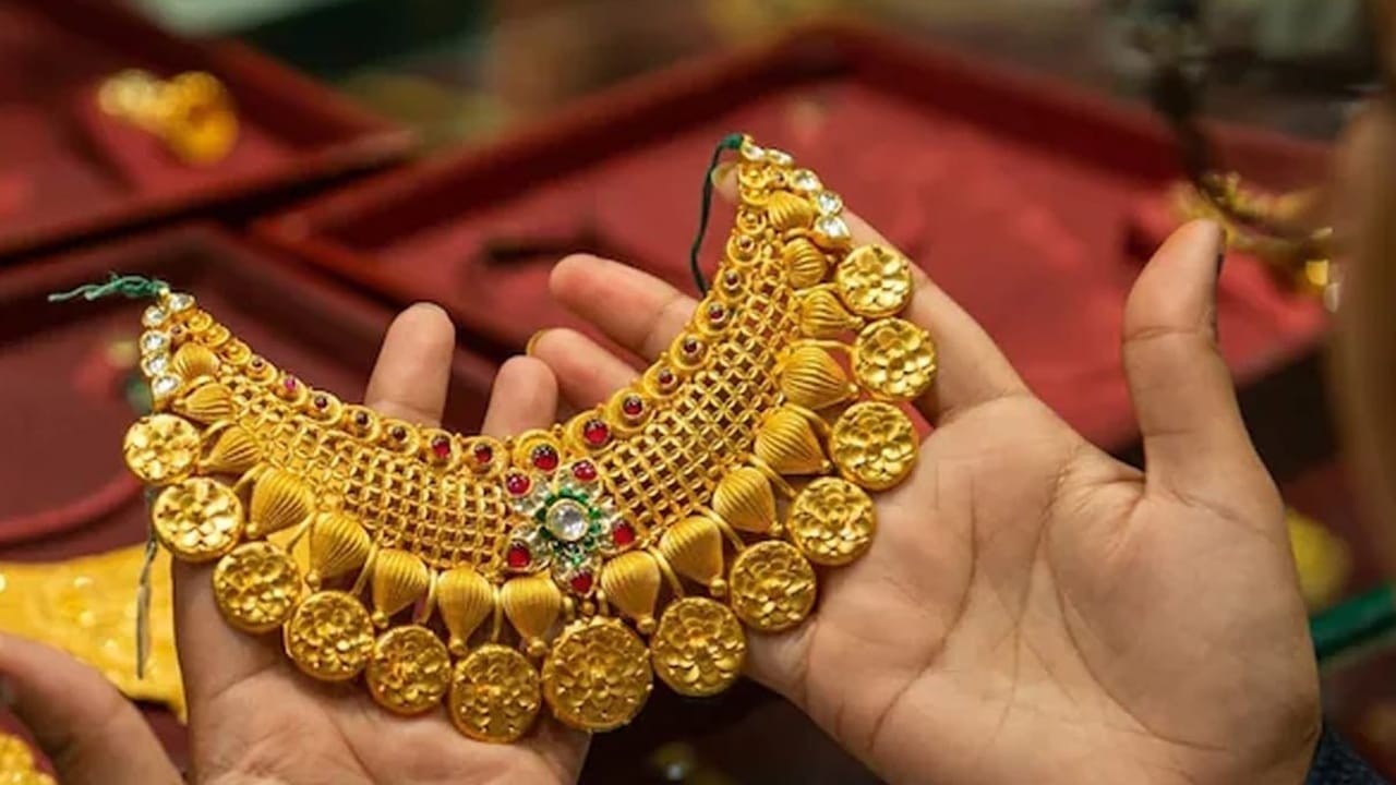 Gold prices dip in Pakistan despite global increase